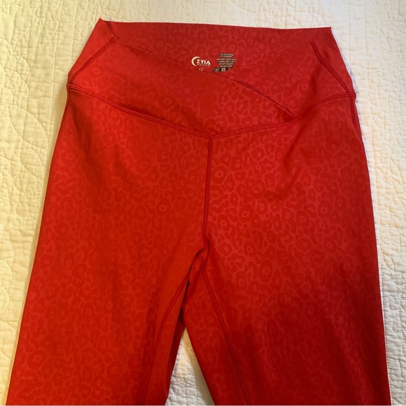 Zyia active 12 red leopard scrunch butt leggings - Picture 2 of 6